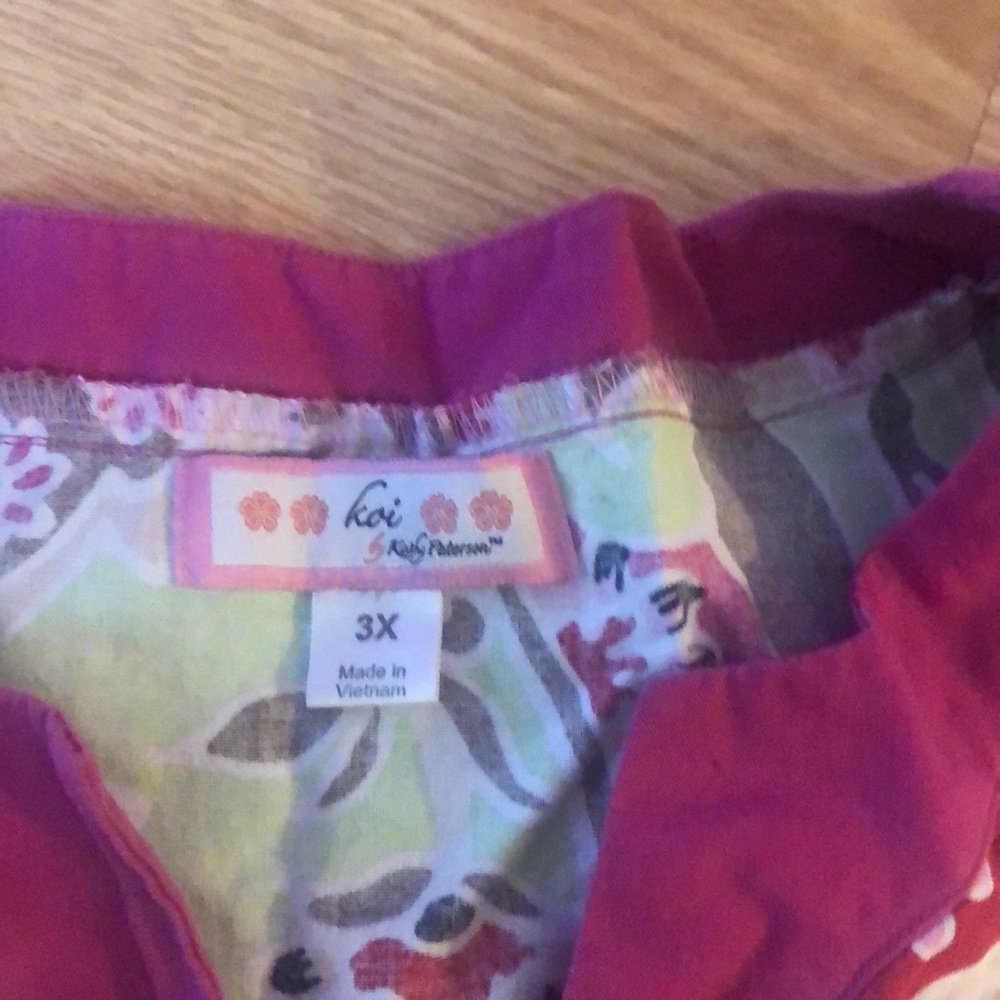 3x koi scrub top - Picture 2 of 2